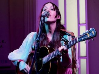 Hannah White, live, 2022