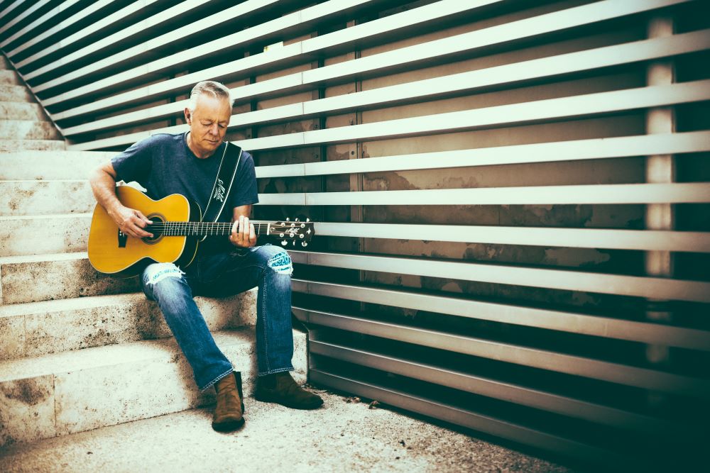 Video The String Revolution and Tommy Emmanuel Folsom Prison