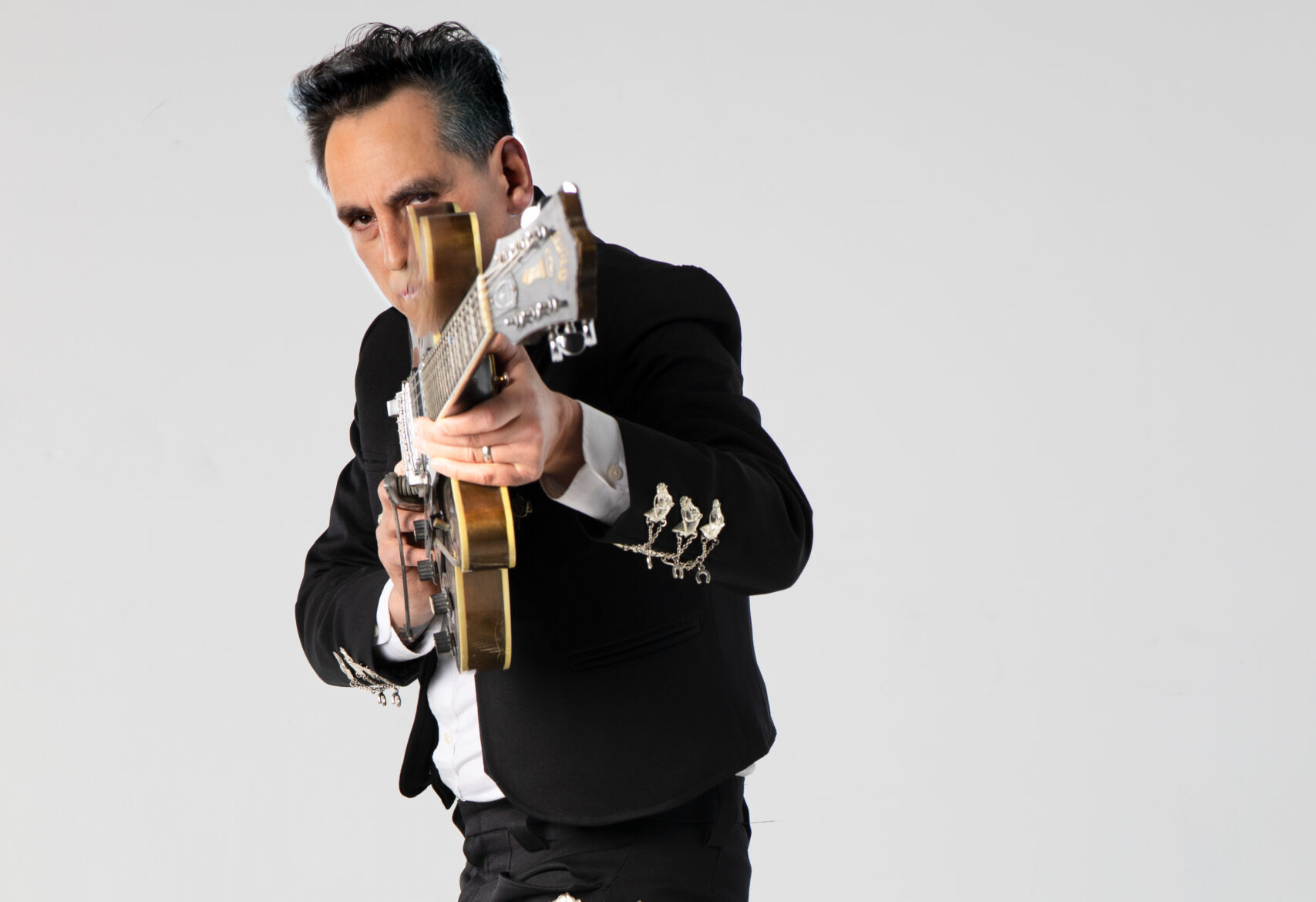 Video Premiere: Joshua Josué “Beneath the Sand” – Americana UK